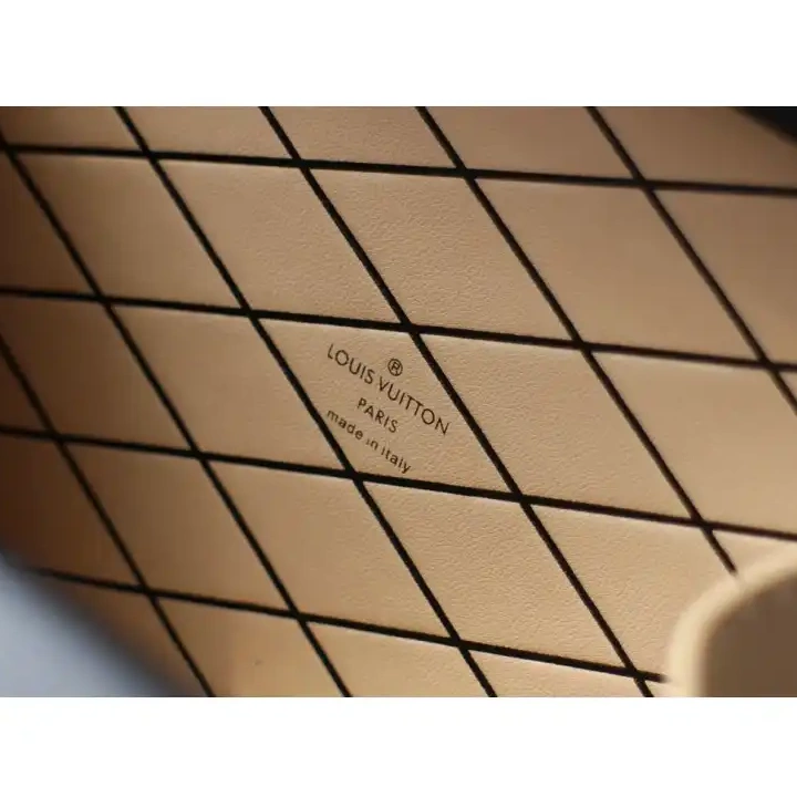 2102SH0018 LV Bags 0816